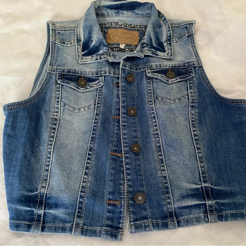 Wallflower Women’s Sleeveless Blue Denim Vest Size XL - Picture 2 of 7